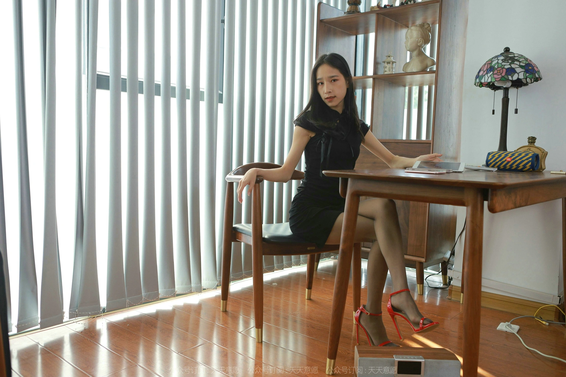 [IESS异思趣向] 2022.01.24 丝享家992:美子《办公桌下的红色》 1